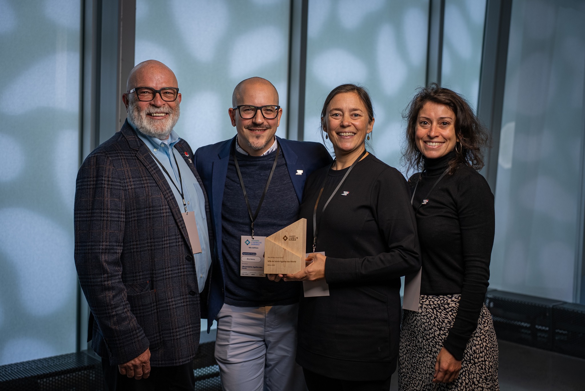 L'équipe représentant la Ville de Sainte-Agathe-des-Monts lors de la Cérémonie des Prix Leaders en mobilité active de MOVIA et MOBA/Mobilité alternative, le 6 novembre 2025. 